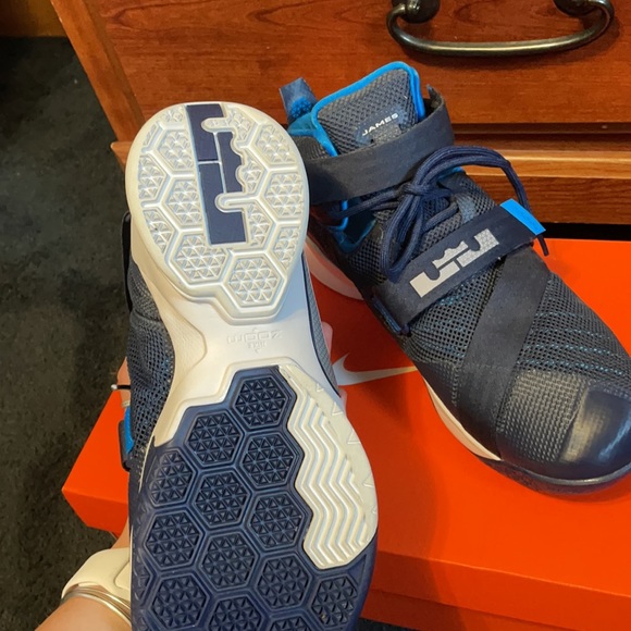 Lebron James basketball shoes - Picture 3 of 5